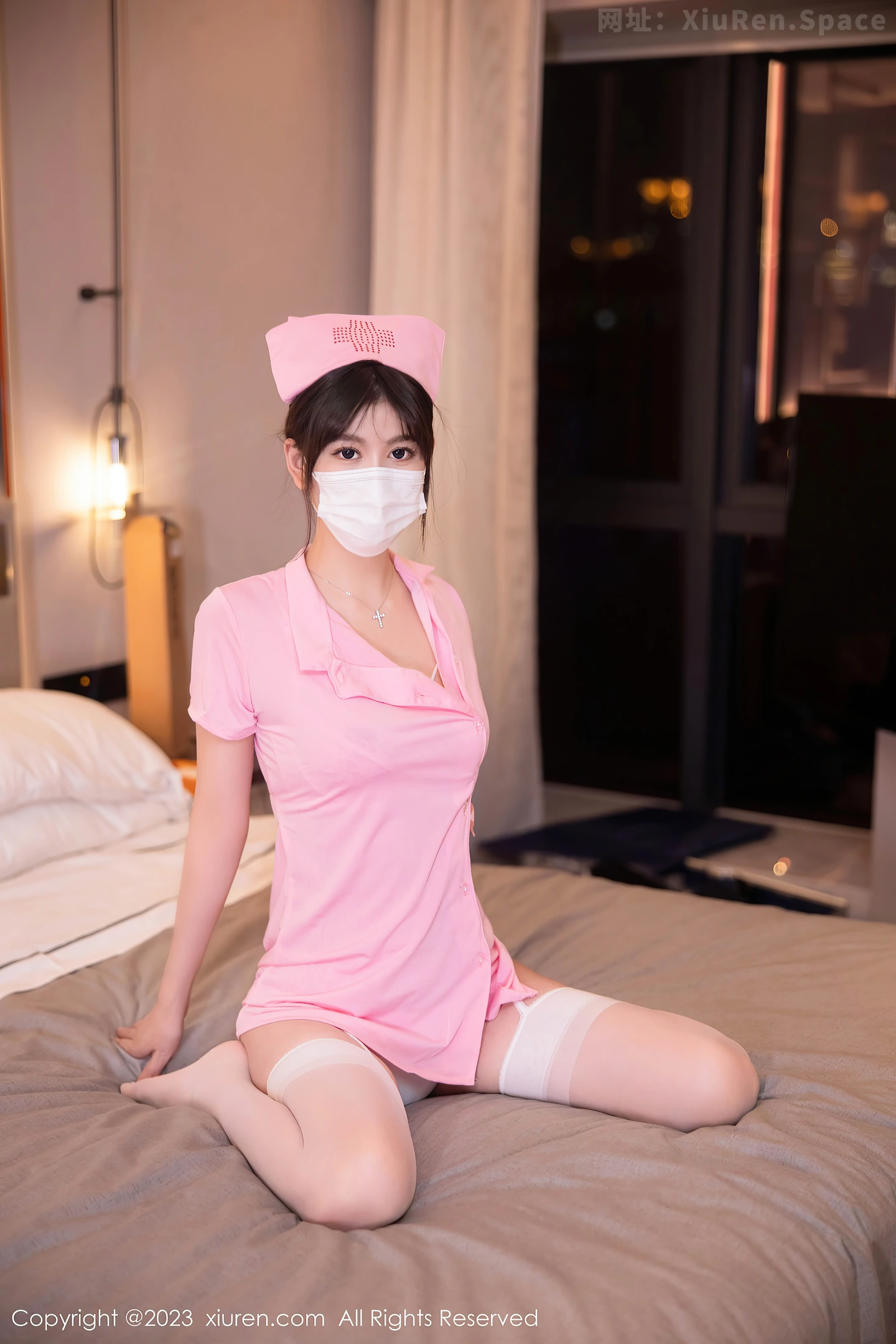 图片[6]-[XiuRen秀人网]2023.06.14 VOL.6910 李雅柔182CM 粉色女护士制服与白色透视情趣内衣加丝袜美腿性感私房写真集-秀人网官方网站